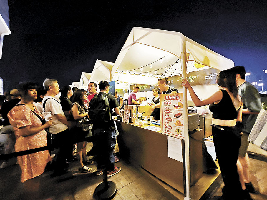 ◆尖沙咀夜市中售賣熟食的攤檔人流最多。