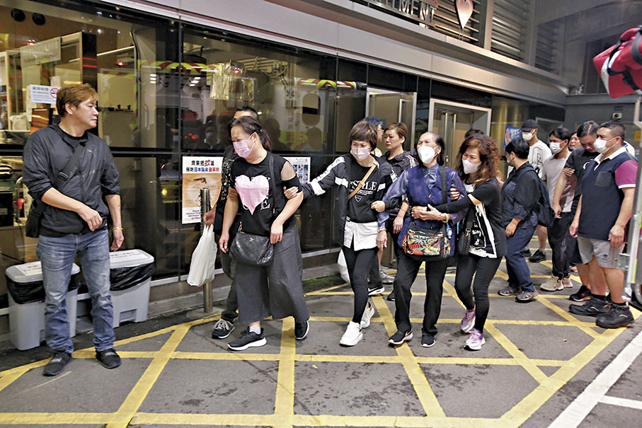 ◆ 死者家屬到醫院認屍後，傷心不已，需由親友攙扶離去。