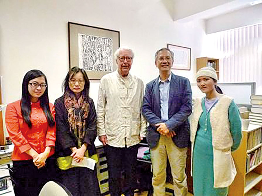 ◆ 關子尹（右二）表示，由香港中文大學的研究人員開發的「漢語多功能字庫」在香港和其他地區有一定影響力。