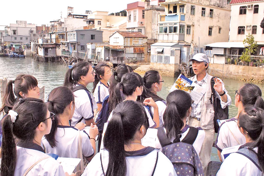 ◆ 廖迪生帶領學生們到大澳實地了解非遺。