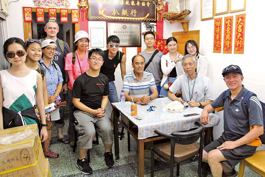◆ 廖迪生組織「服務學習」學生團隊，赴大澳參與「端午龍舟遊涌」活動。
