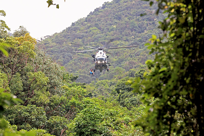 ◆飛行服務隊直升機到場，將曾憲哲送往醫院檢查。 香港文匯報記者劉友光  攝