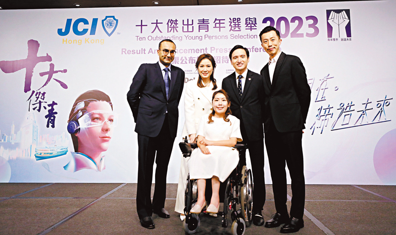 ◆2023年傑青包括何宛淇（前排中）、高浩（後排左三）、張偉賢（未到現場）、馬承志（後排左一）、劉倩婷（後排左二）和林衍聰（後排左四）。 香港文匯報記者萬霜靈 攝