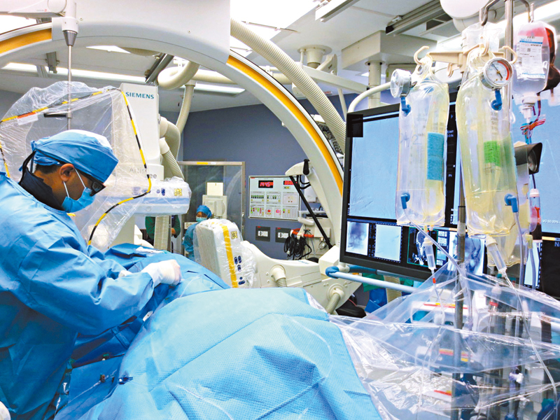 ◆馬承志進行介入放射科腦神經血管手術，治療動脈瘤和血管畸形的病人。主辦方供圖