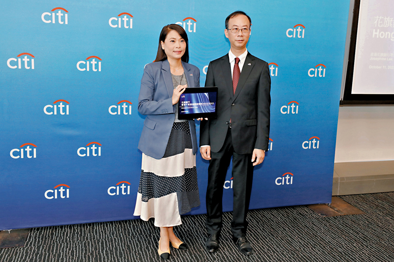 ◆李貴莊（左）預料，按揭利率可能要回落至約3厘以下，樓市才有支持。 香港文匯報記者黃艾力  攝