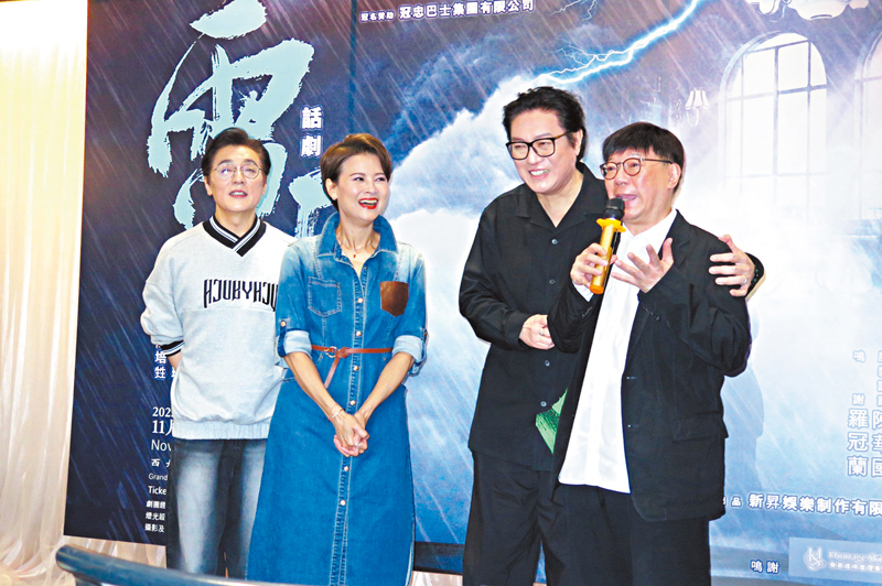 ◆ 陳培甡(右二)邀來胞弟陳華國(右一)幫忙。