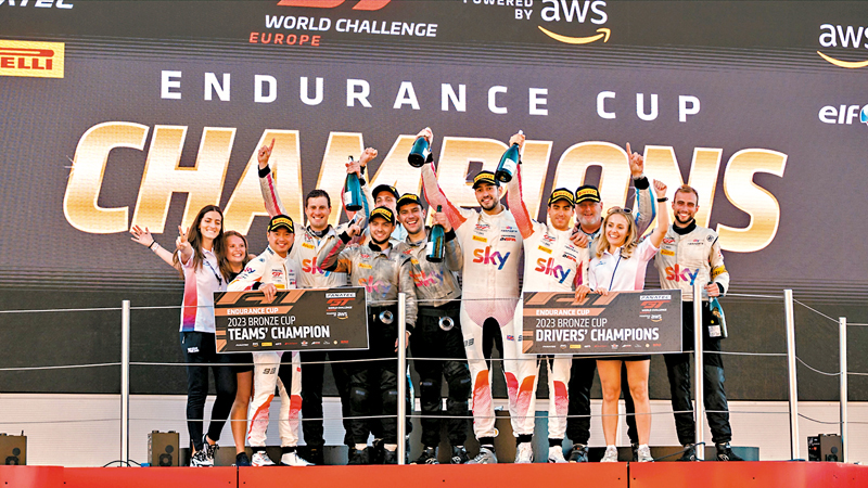 ◆許建德(左三)與隊友們一起慶祝獲勝。