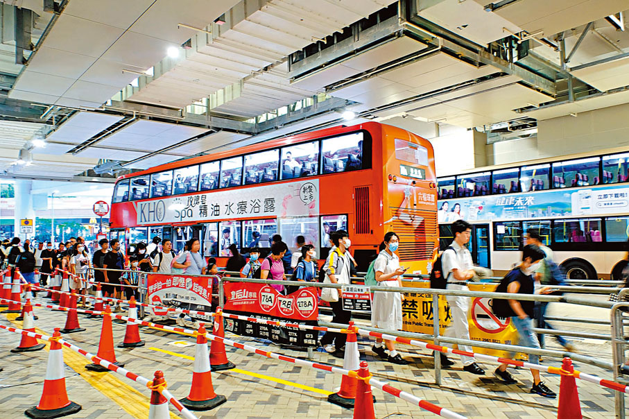 ◆九巴接駁皇后山到粉嶺巿區的巴士大排長龍。香港文匯報記者劉明   攝