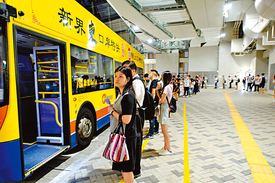 ◆乘客等車的長龍望不到尾，而城巴的巴士仍未夠鐘開車。香港文匯報記者劉明  攝