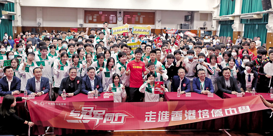 ◆中國田徑運動員蘇炳添與學生對話，更在現場留下手印並贈送給培僑中學。