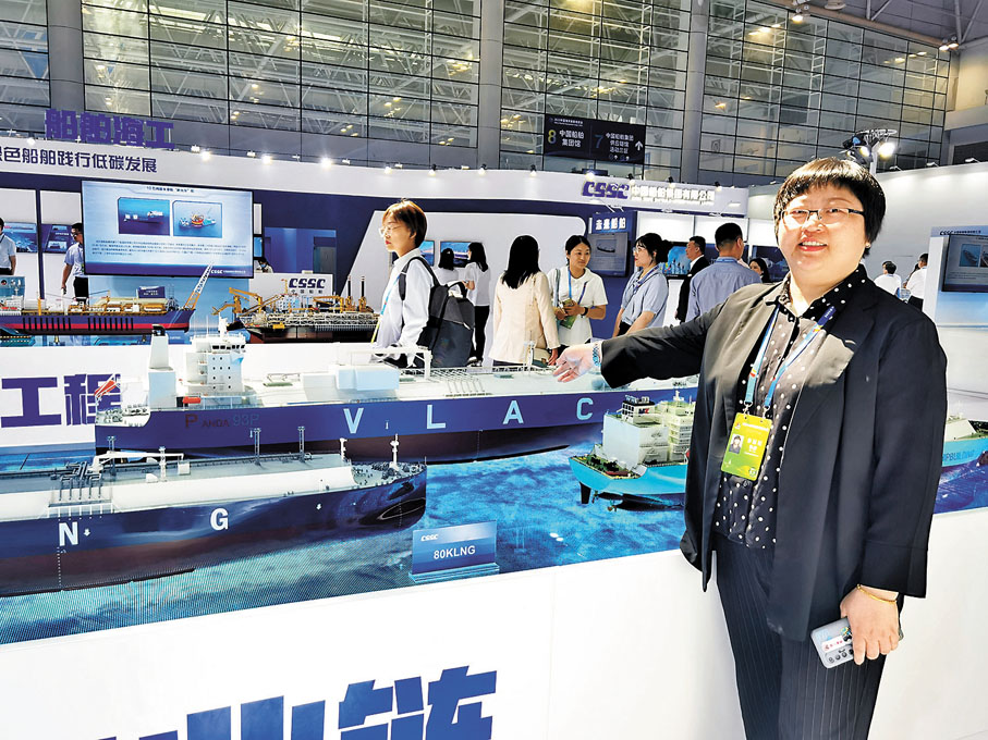 ◆中國船舶集團旗下江南造船（集團）的現場工作人員朱小姐介紹新能源動力船舶。香港文匯報記者何德花  攝