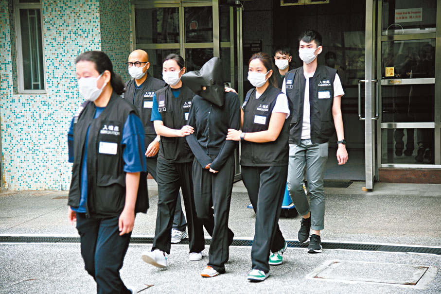 ◆入境處人員昨日在牛池灣彩峰苑拘捕一名25歲集團女骨幹。