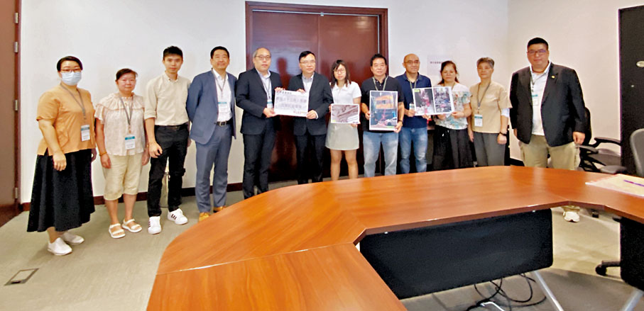 ◆ 黃國昨日聯同「十三街」居民代表與市建局代表會面。 黃國Fb圖片