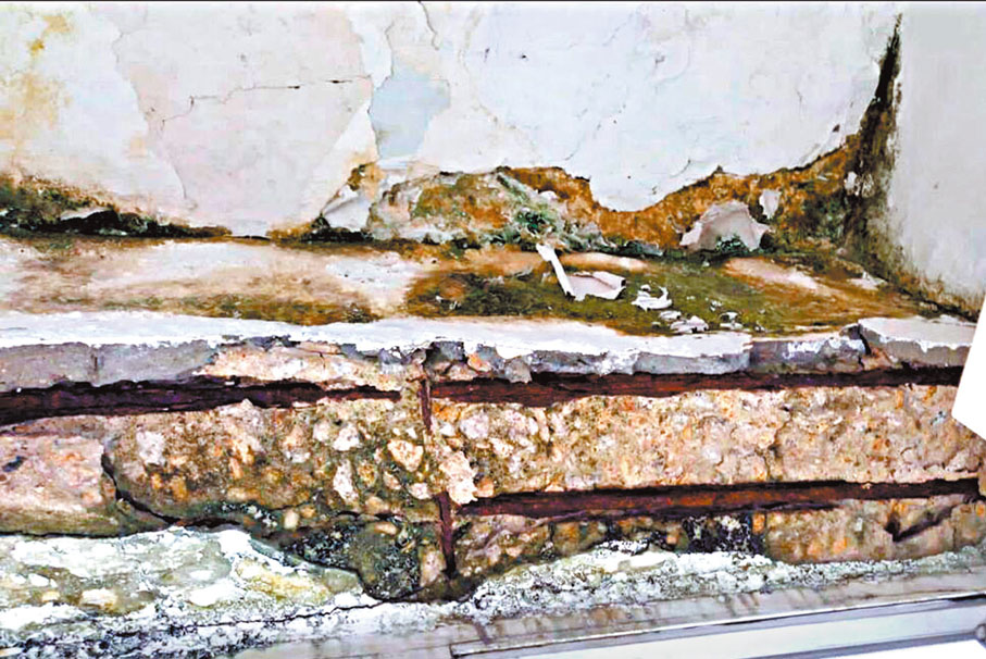 ◆ 「十三街」有樓宇出現石屎剝落，鋼筋外露。  黃國Fb圖片