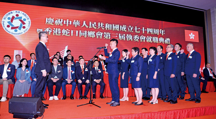 ◆在蕭澤頤的監誓下，陳祺帶領第三屆執委上台宣誓。