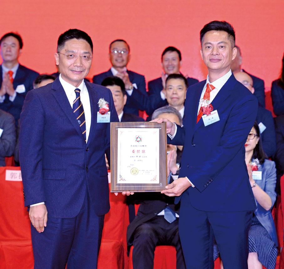 ◆郭長勇（左）向陳祺（右）頒發會長委任狀。