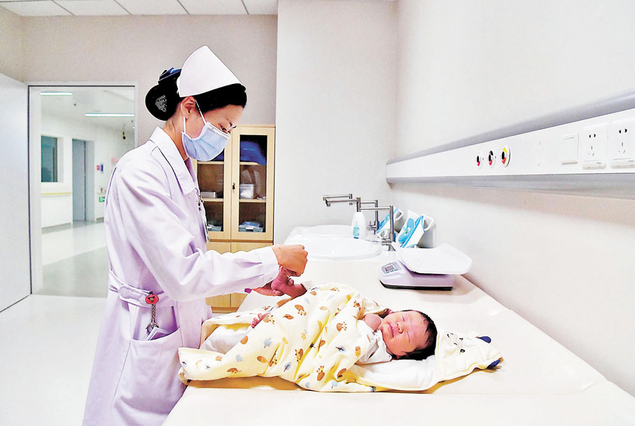 ◆國家衞生健康委所發布的公報顯示，去年內地出生人口956萬人。圖為福建某醫院護士正在對新生嬰兒進行護理。  資料圖片