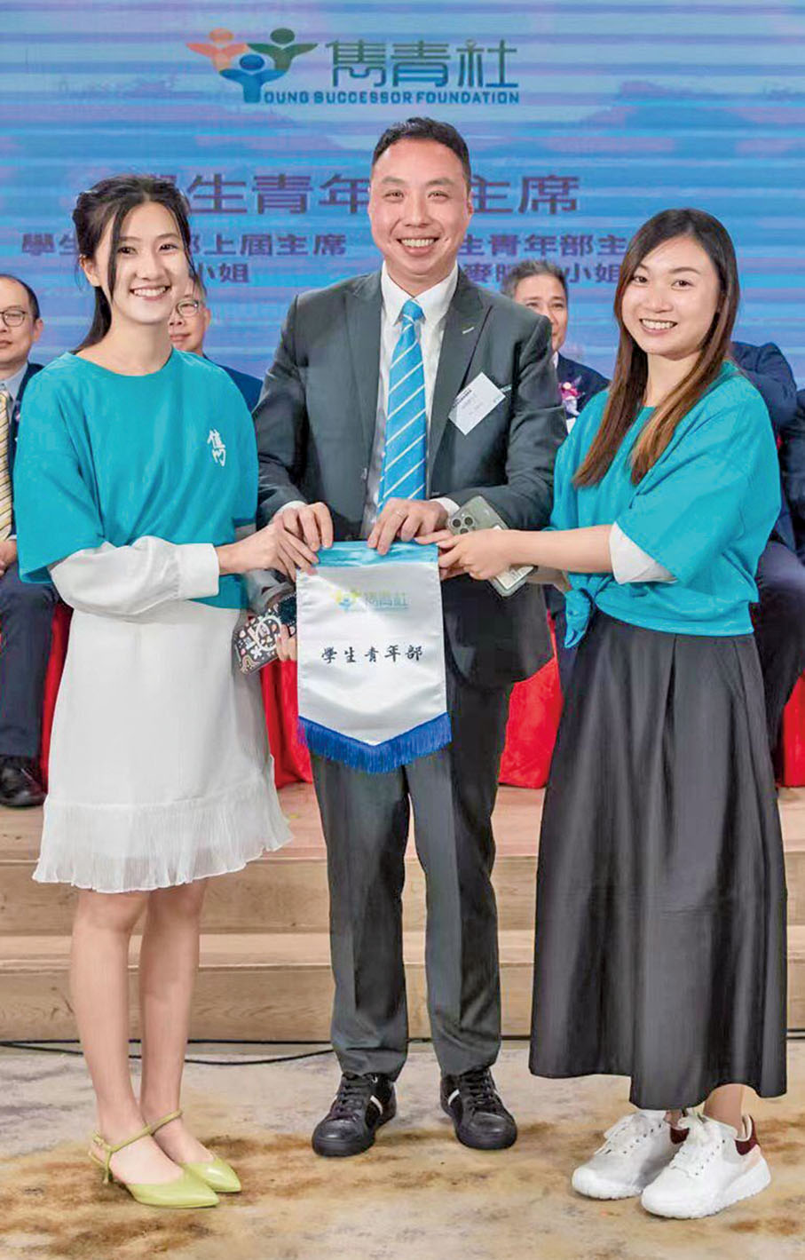◆雋青社學生青年部上屆學生青年部主席郭沅頤（右）與新一屆學生青年部主席麥曉騏（左）完成交接儀式。