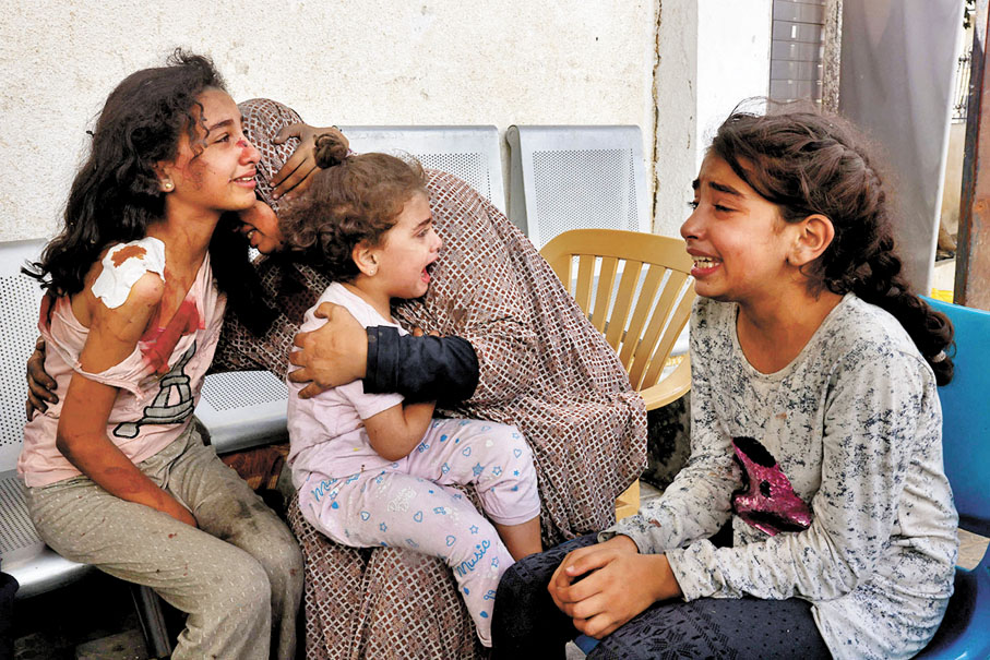 ◆受傷加沙婦孺相擁痛哭。 法新社