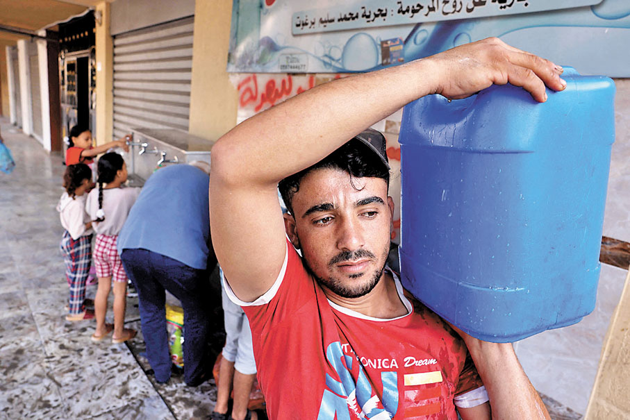 ◆加沙民眾拿取公共食水。 法新社