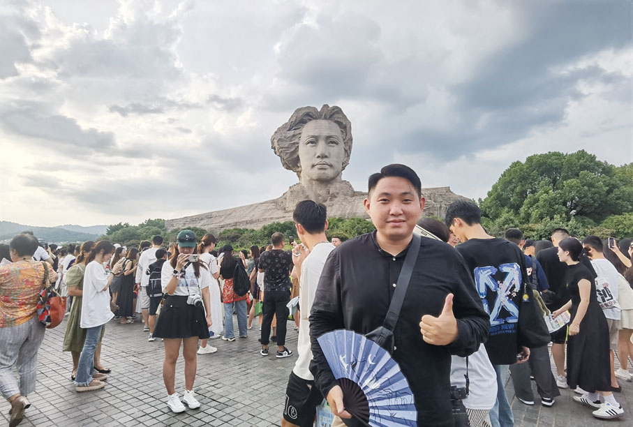 ◆ 單子健在橘子洲頭青年毛澤東雕塑前打卡。