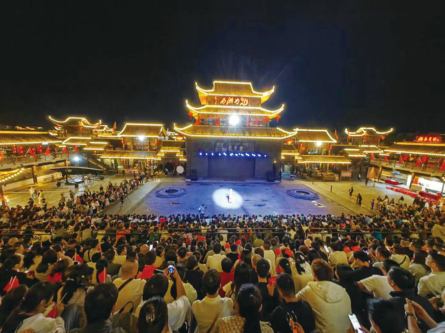 ◆ 「魅力湘西」精彩的演出吸引大量遊客。  　 鄧道理 攝