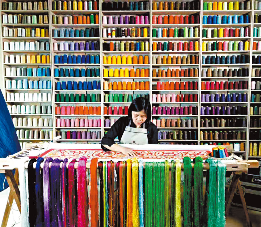 ◆藍淋在繡坊裏工作。 受訪者供圖