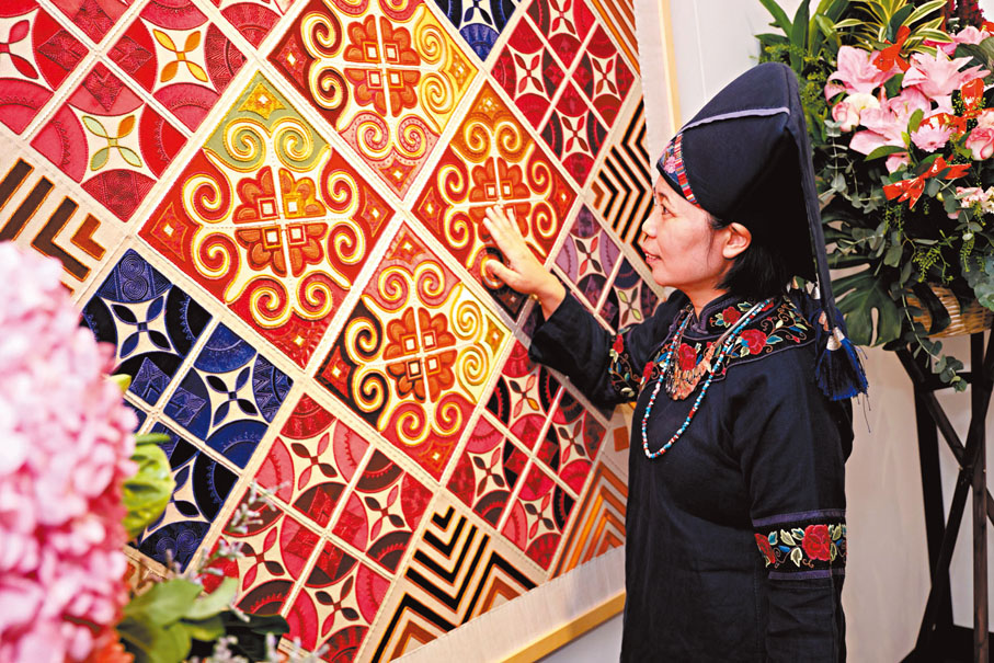 ◆藍淋在作品《媽勒的天邊》前。 主辦方供圖