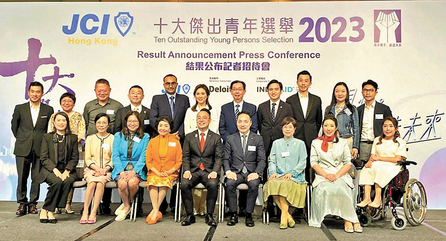 ◆2023年傑青和評選委會等人合照！ 作者供圖