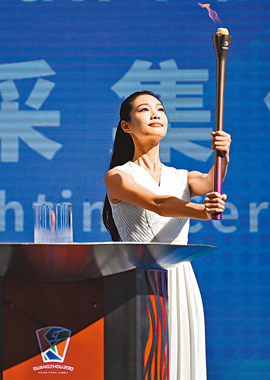 ◆採火使者在採集儀式上展示引燃的採火棒。 新華社