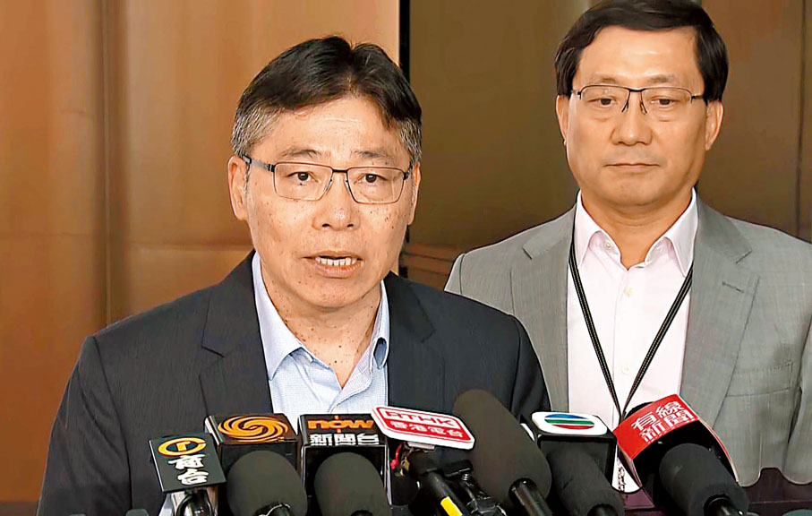 ◆運輸及物流局局長林世雄（左）及機管局行政總裁林天福（右）。電視截圖