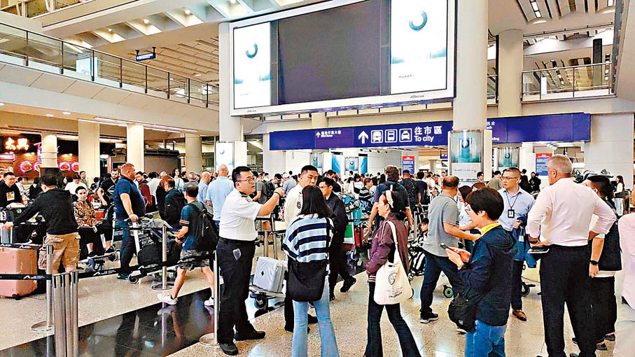◆本月8日，颱風「小犬」襲港，導致機場快線停駛，機場滯留大批旅客，等候的士均需要數小時。 資料圖片
