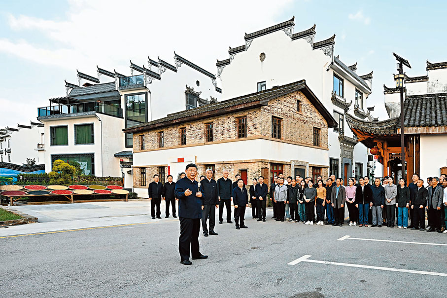 ◆10月11日，習近平總書記在江西省景德鎮市、上饒市考察調研。他先後來到景德鎮陶陽里歷史文化街區、昌河飛機工業（集團）有限公司和上饒市婺源縣秋口鎮王村石門自然村，了解陶瓷文化保護傳承、企業技術創新及濕地公園生態保護、推進鄉村振興等情況。這是習近平在景德鎮陶陽里歷史文化街區考察。 新華社