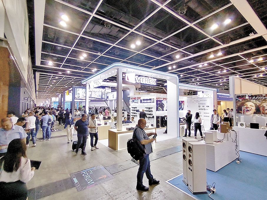 ◆ 香港秋季電子產品展昨開幕，吸引大量海外及內地業界人士和買家到場參觀採購。 記者曾業俊  攝