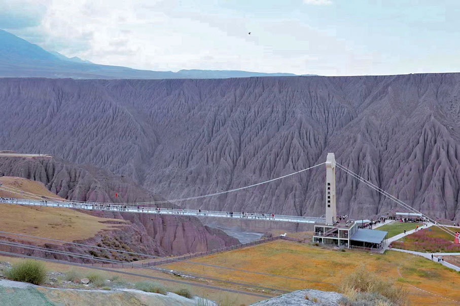 ◆新疆首座5D水晶玻璃橋，位於獨山子大峽谷。