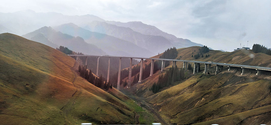 ◆果子溝大橋全长約700米，S型的大橋蜿蜒在山谷中，非常優美。