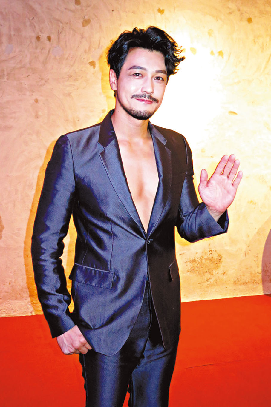 ◆栢天男大騷健碩胸肌。