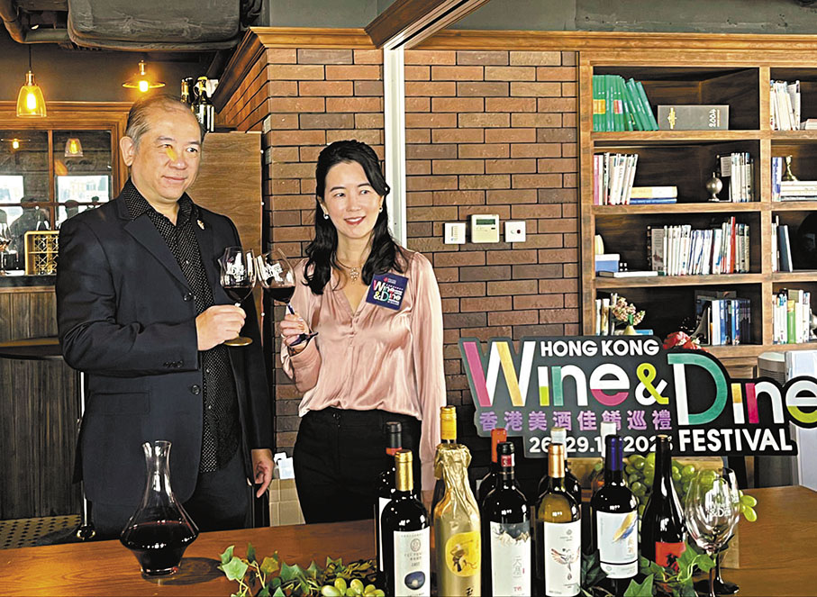 ◆「香港美酒佳餚巡禮」主辦方邀請了10個主要內地葡萄酒莊參加，包括在山東經營酒莊的港人龔張立慧(右)。 香港文匯報記者郭倩  攝