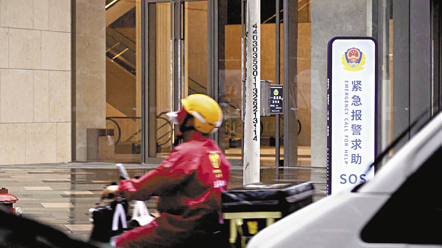 ◆除了蓮塘口岸外，在文錦渡口岸、羅湖口岸也安裝了「一鍵報警」裝置。香港文匯報深圳傳真