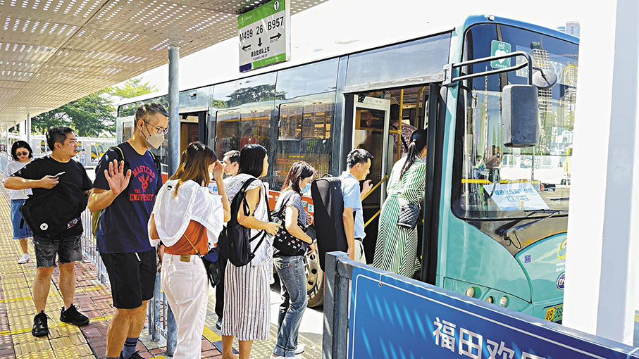 ◆香港旅客正在有序上車。 香港文匯報記者郭若溪  攝