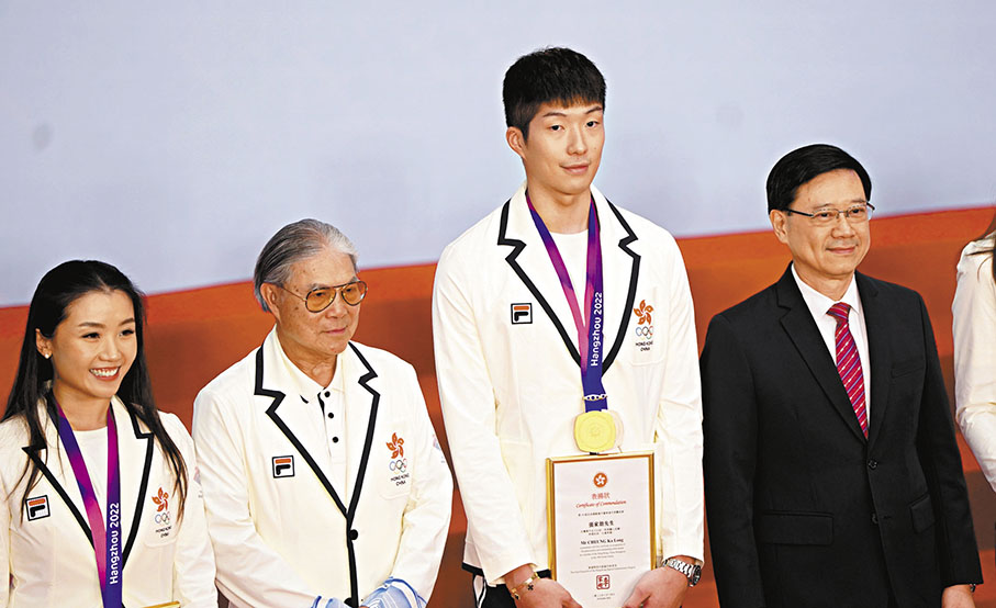 ◆男子花劍金牌得主張家朗（右二）獲頒表揚狀。