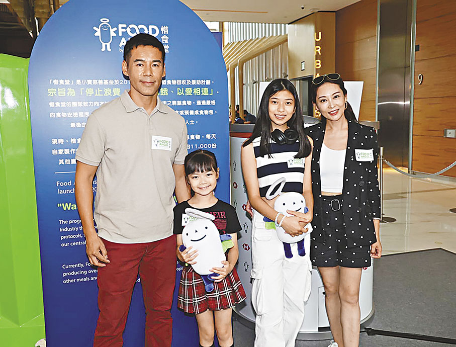 ◆楊卓娜與女兒楊舒然、徐榮與女兒徐心怡昨日出席慈善活動。