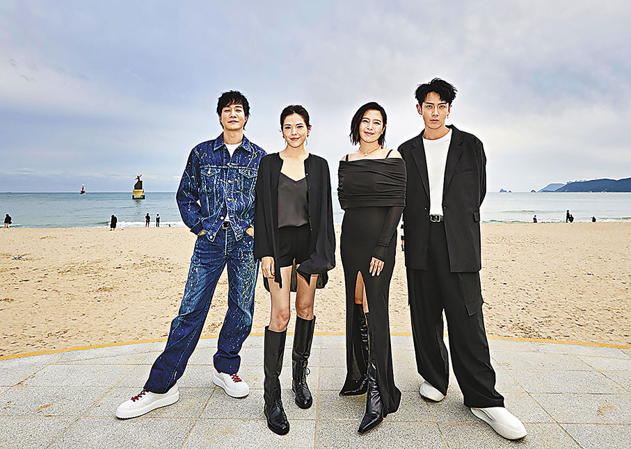◆左起：薛仕凌、許瑋甯、劉品言和柯震東在釜山海邊合影。  中通社