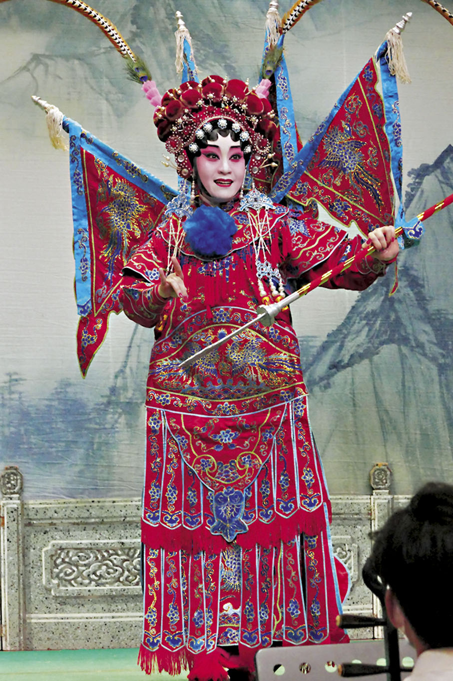 ◆梁燕飛今次除演戲，與夫婿招日威合唱名曲。