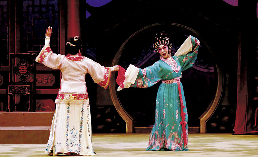 ◆鄧美玲與林寶珠穿起古裝跳時代社交舞。