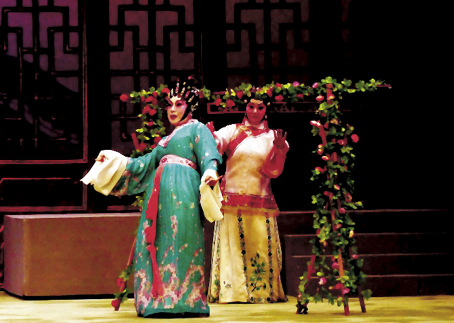 ◆鄧美玲與林寶珠在跳凌波舞。