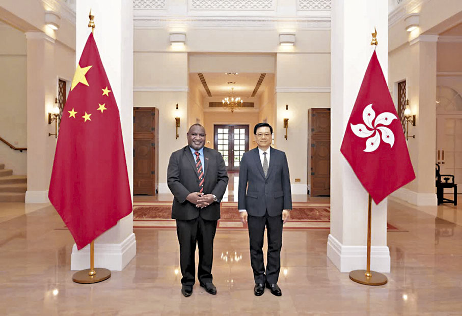 ◆香港特區行政長官李家超在禮賓府與訪港的巴布亞新幾內亞總理詹姆斯·馬拉佩（左）會面。