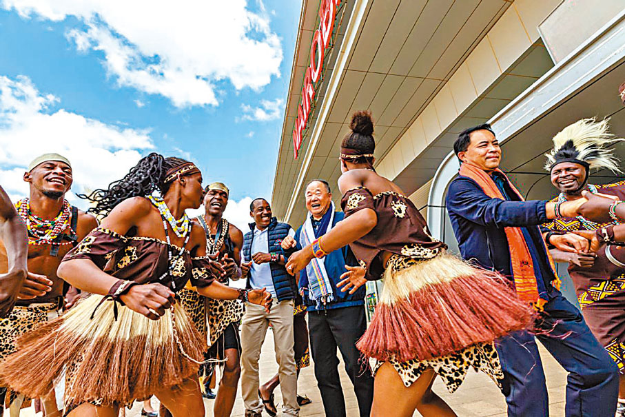 ◆當地車站舉行了傳統舞蹈歡迎莫言。 中國日報