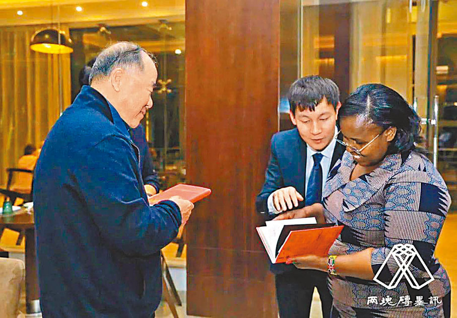 ◆莫言為肯尼亞旅遊部長簽名自己的新書《鱷魚》。