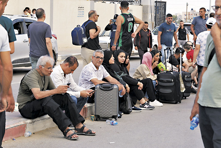 ◆加沙民眾在拉法口岸呆等，等待入境埃及。 新華社
